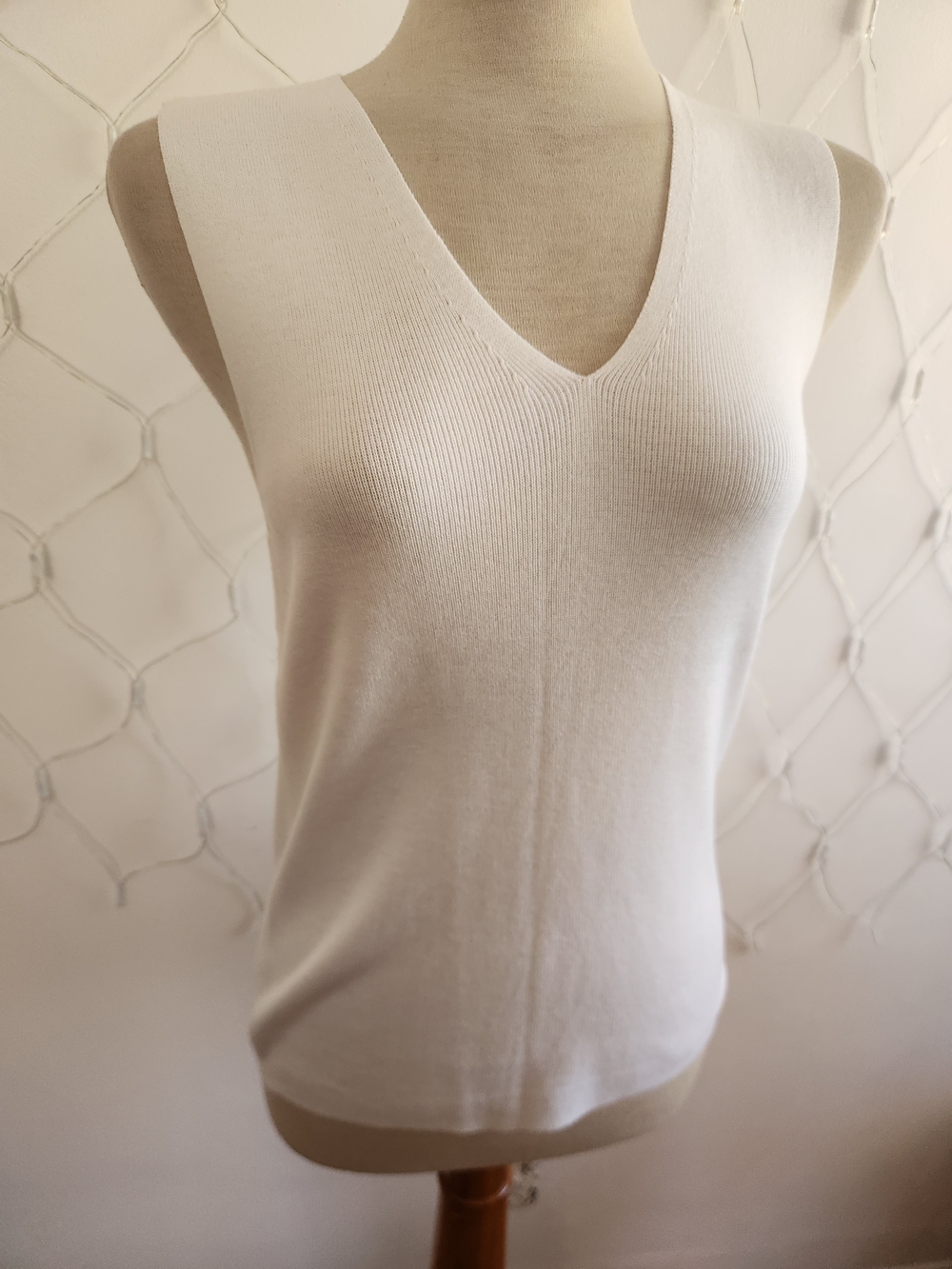 ¤ Alex Marie Sleeveless V-Neck Knit Tank Sweater • White • Tagged Medium